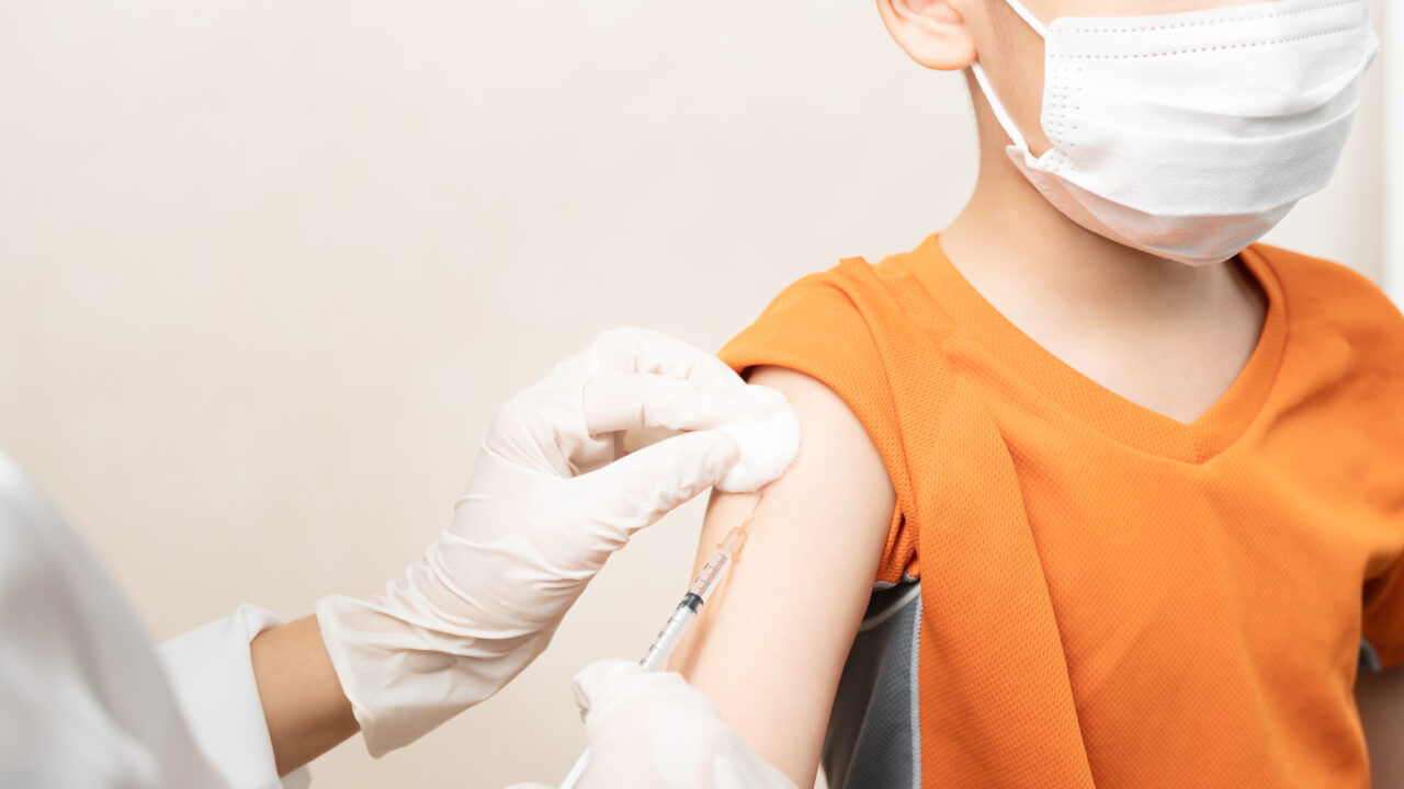 Arst lükkab ümber levinud vaktsiinimüüdid: kas ja millal peaks last HPV-viiruse vastu vaktsineerima? thumbnail