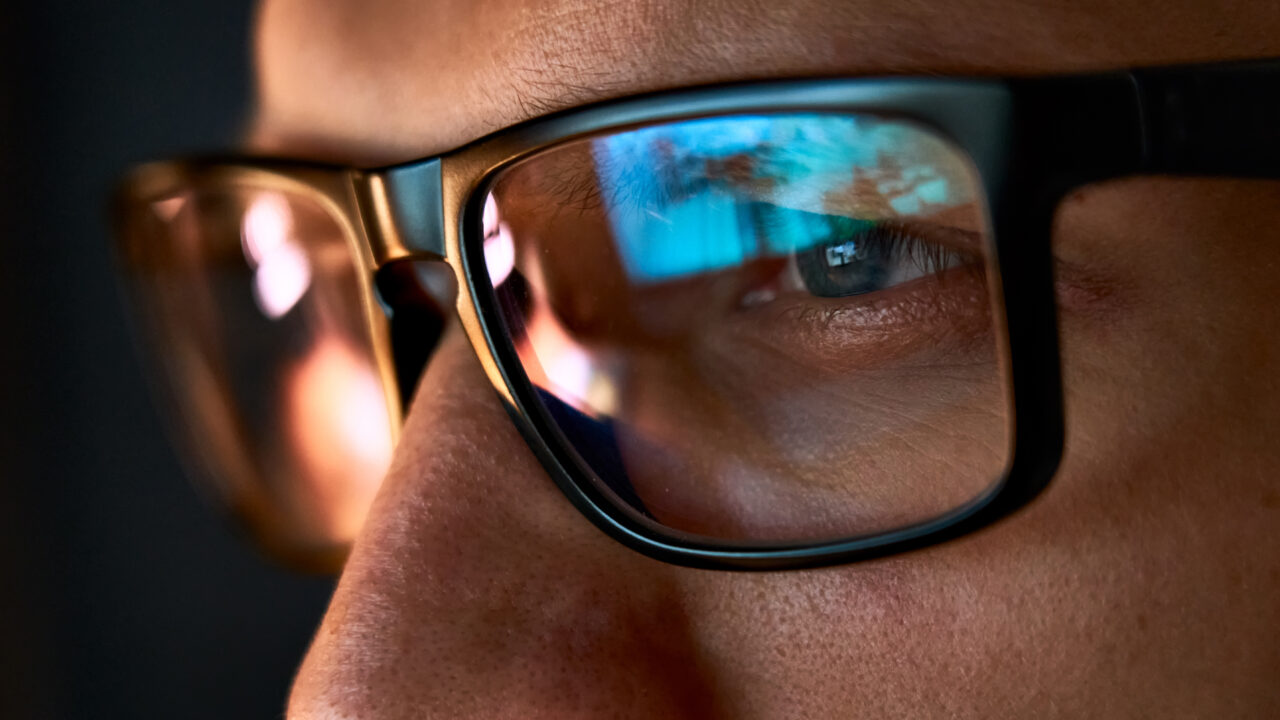 Silmaarstid selgitavad: kas liiga lähedalt või liiga pikalt ekraanide vaatamine rikub tegelikult ka silmanägemise ära? thumbnail