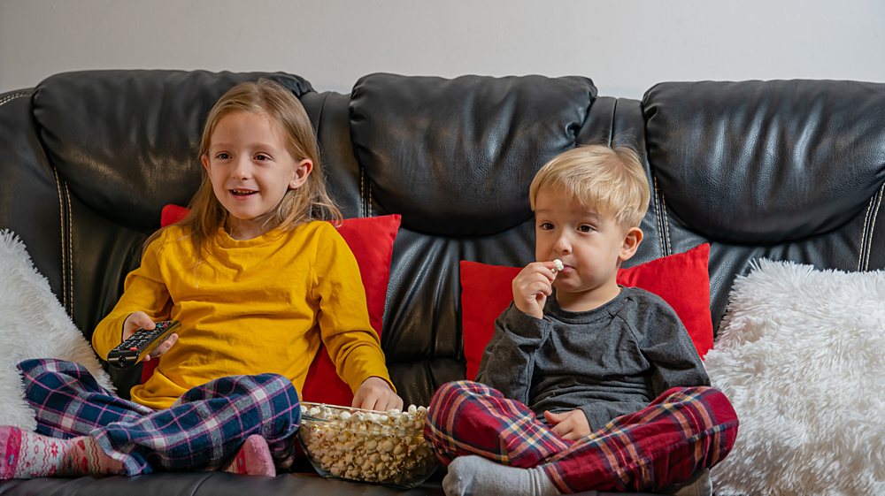 Uuring kinnitab: Eesti lapsed näevad televisioonis liiga palju ebatervislikke toidu- ja joogireklaame thumbnail