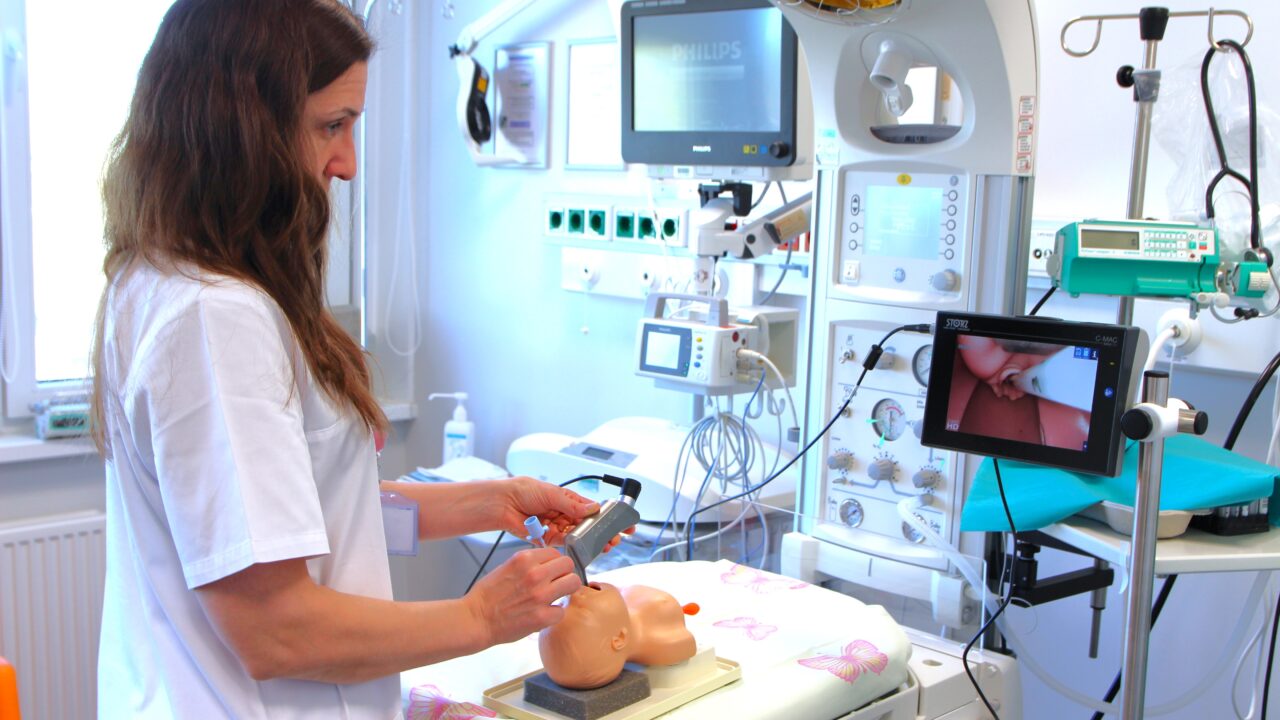 Pelgulinna sünnitusmaja sai kõrgtehnoloogilise seadme vastsündinute abistamiseks thumbnail