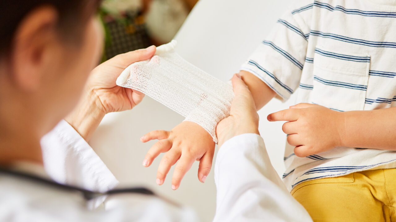 Lapse esmaabi ABC: arst juhendab, kuidas õnnetuse või kukkumise korral käituda thumbnail